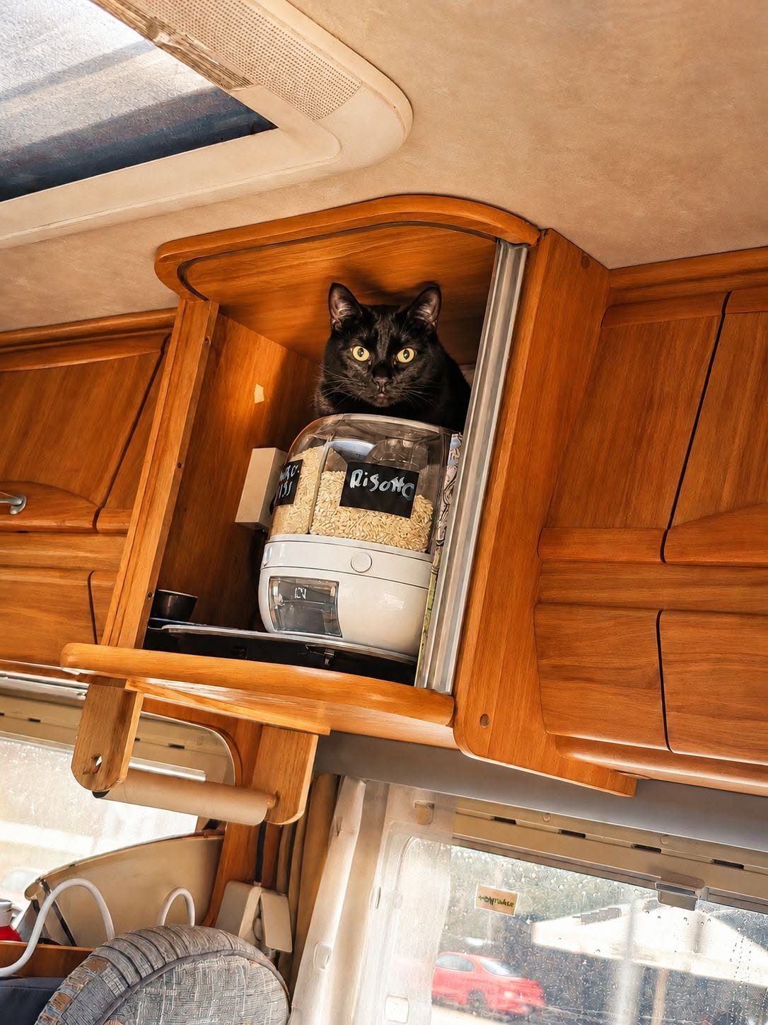 Joulupukin Pajakylän caravan-alueella asuntoauton sisällä siivotaan riisiä myöhään yöllä Lapin matkan päätteeksi. norris